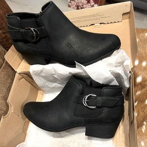 Black LEATHER booties by Clark’s. 9.5M NIB.Side zip. Outer silver tone buckle.
